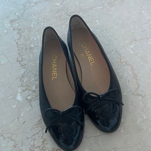 Perfect condition Chanel black ballet flats with patent cap toe.